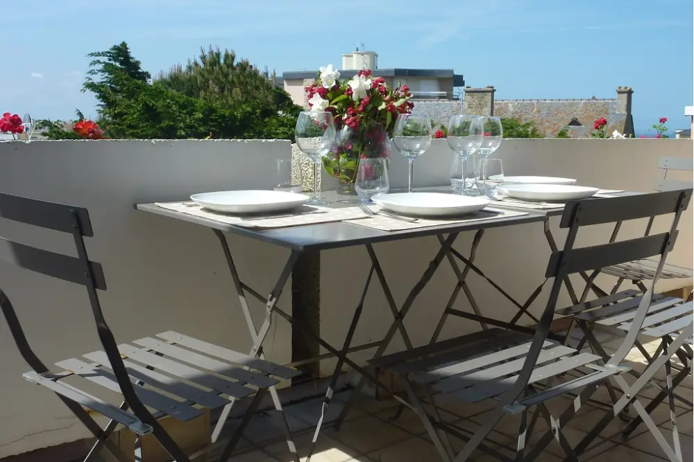 Le balcon plein sud-ouest, avec sa table et ses chaises de jardin