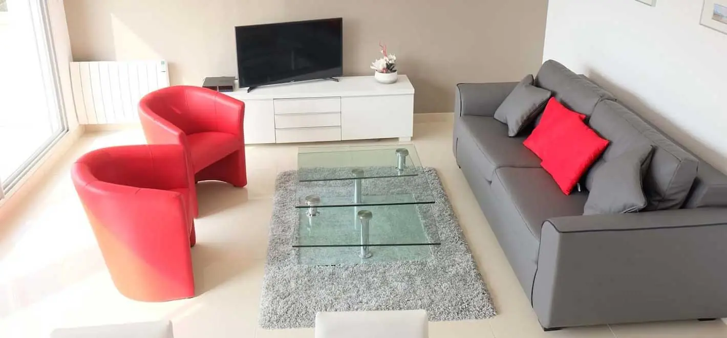 Le séjour lumineux de l'appartement Cosy Malo, ouvert sur son balcon