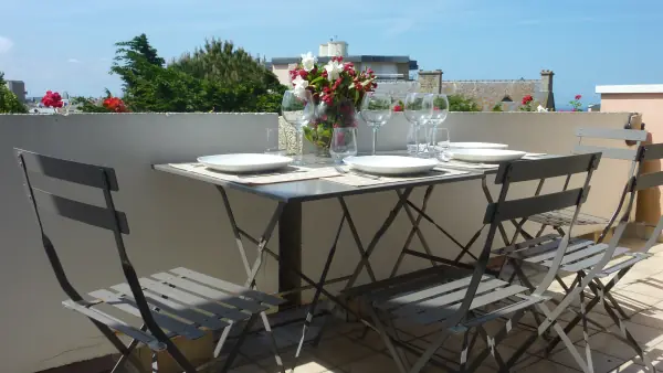 La pièce de vie ouverte sur le balcon